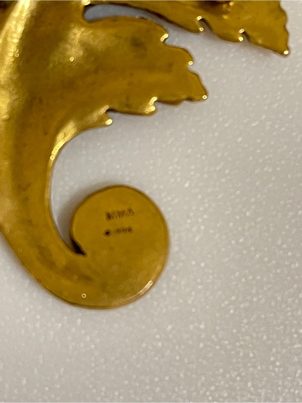 Vintage 1995 MMA Leaf Brooch Satin Gold Tone Metropolitan Museum of Art - Picture 3 of 4